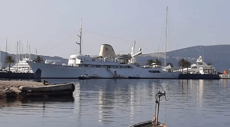 Суперъяхта Christina O пришвартовалась в Тивате