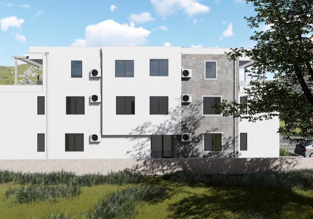 Современный жилой комплекс с отделкой камнем и белым фасадом в Которе, Черногория: вид на здание с кондиционерами.