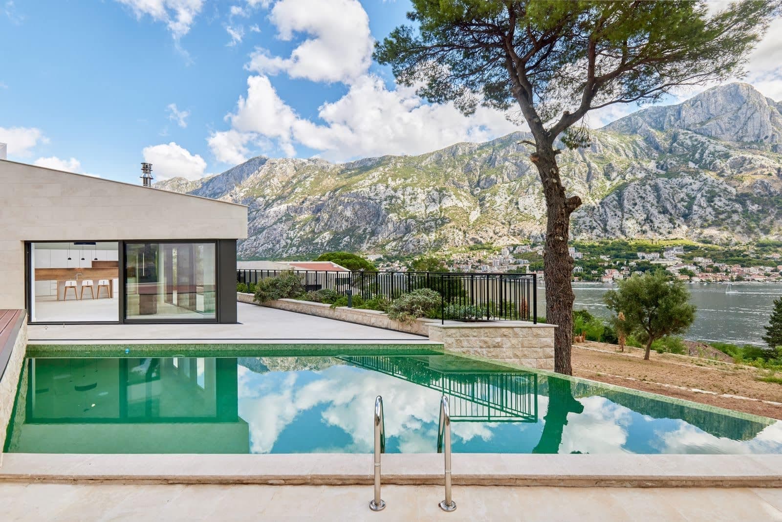 Современная вилла в Прчани, Черногория: панорамный бассейн, терраса и вид на Которский залив и горы.
