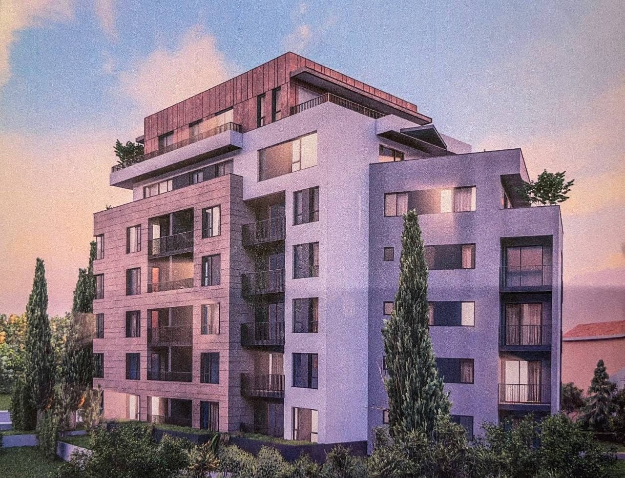 Современный жилой комплекс в Будве, Черногория: многоэтажное здание с балконами, панорамными окнами и террасами.