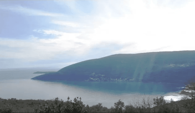 Панорамный вид на море и горы с земельного участка в Герцег-Нови, Черногория. Живописный пейзаж побережья.