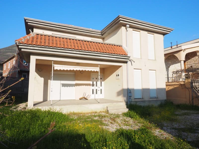 Двухэтажный дом с террасой и черепичной крышей на продажу в городе Бар, Черногория.