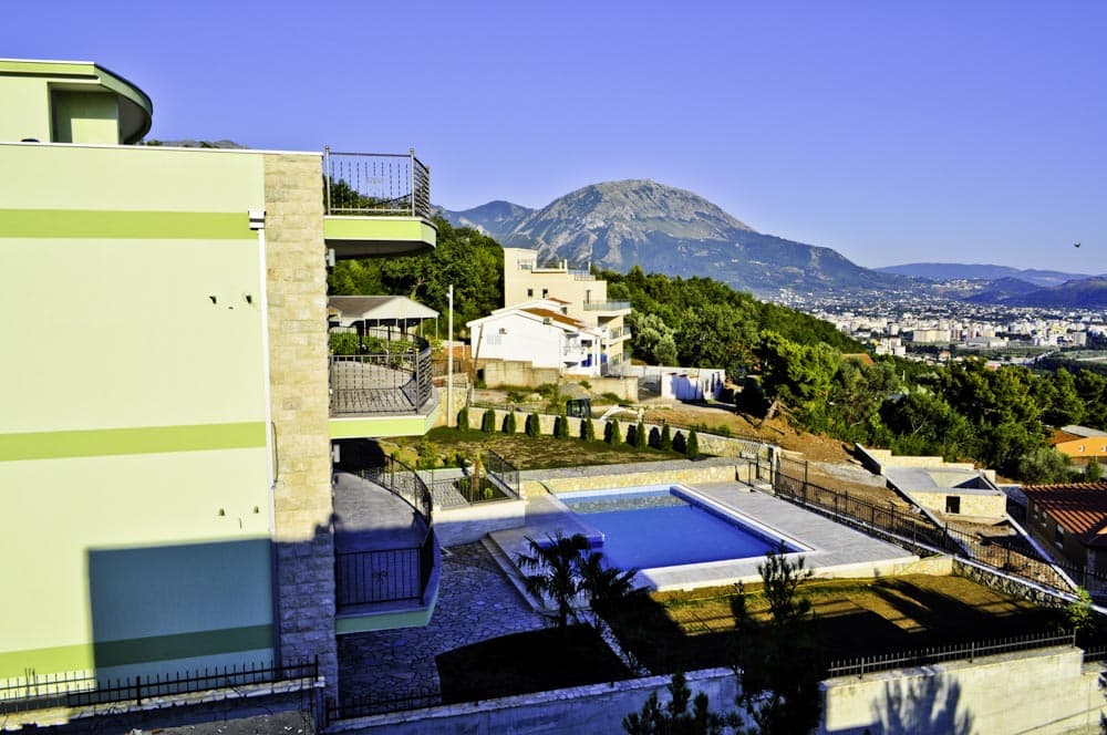 Вилла в Шушани, Черногория: современный дом с бассейном, террасами и панорамным видом на горы и город Бар.