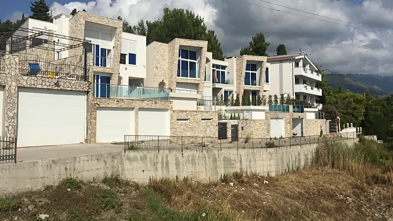 Современные дома в Шушани, Черногория: каменная отделка фасадов, панорамные окна, террасы и гаражи на первой линии.