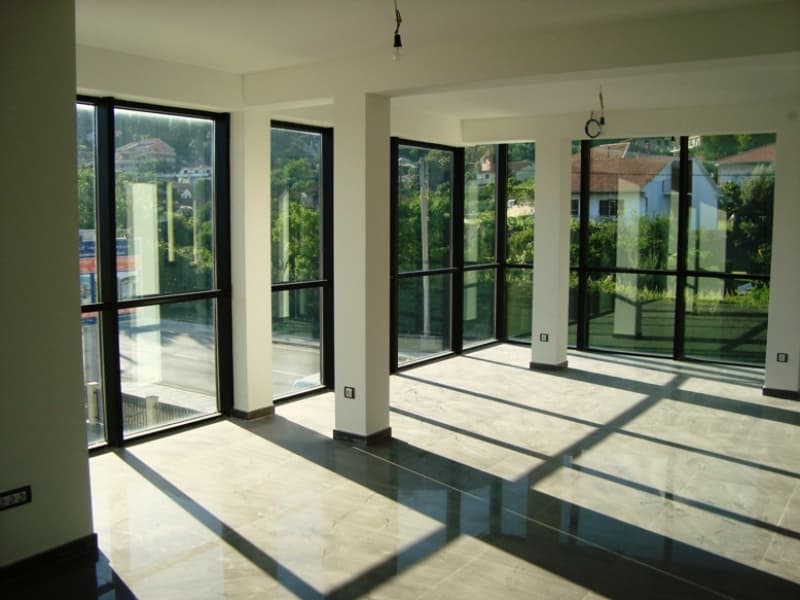 Светлое коммерческое помещение с панорамными окнами и мраморным полом в Баошичи, Черногория.