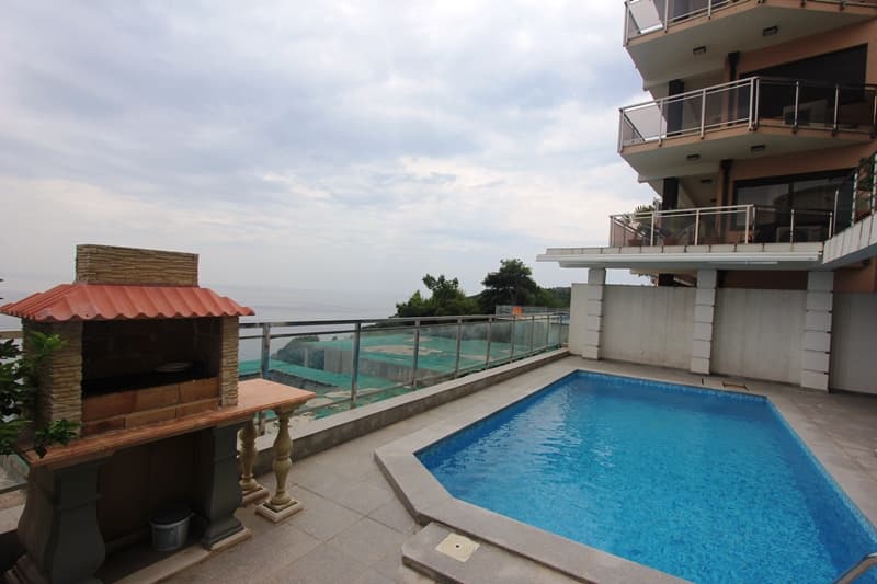 Терраса квартиры в Будве, Черногория: частный бассейн, зона барбекю и панорамный вид на Адриатическое море.