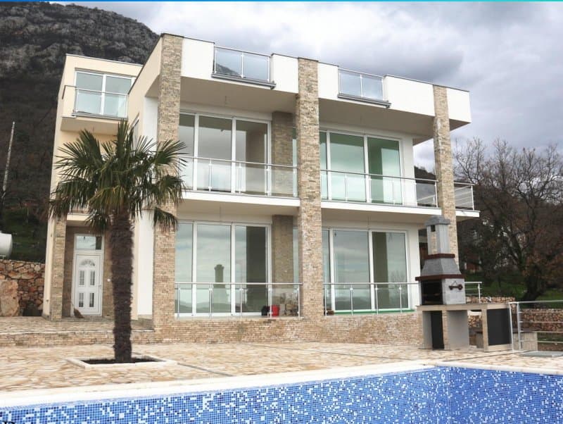 Современная вилла в Шушани, Черногория: дом с панорамными окнами, террасой, барбекю и бассейном на фоне гор.