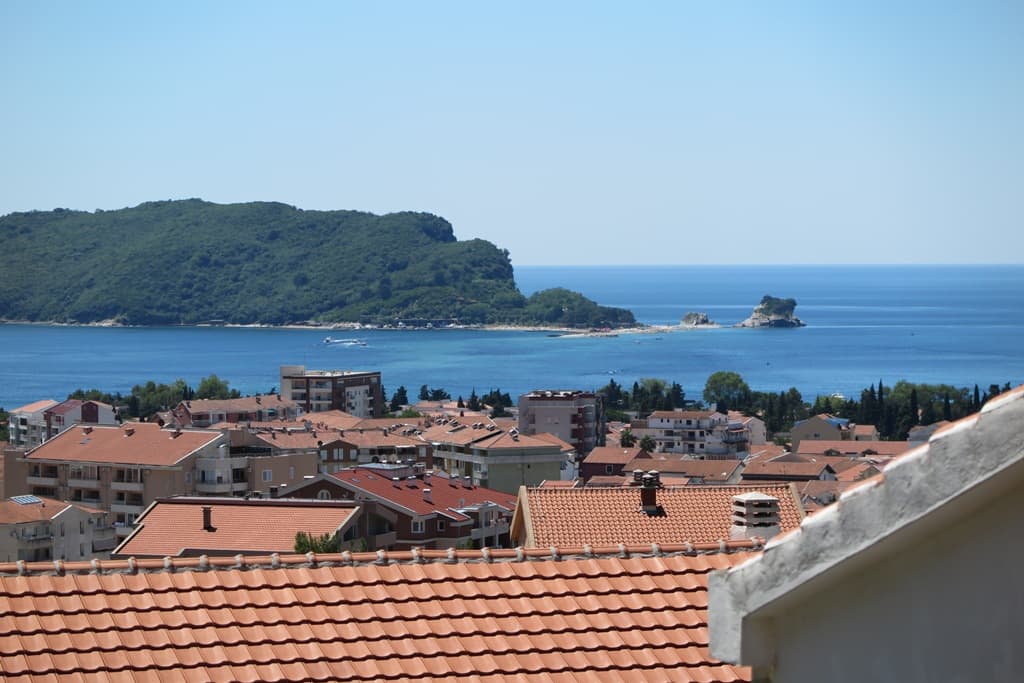 Панорамный вид на море, остров и черепичные крыши домов в Будве, Черногория. Фото из окна дома №858.