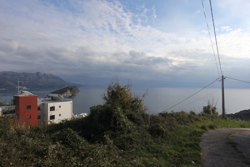 Панорамный вид на море и остров Святого Николая с земельного участка в Будве, Черногория.