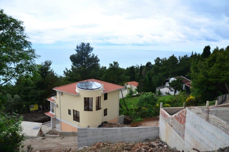 Двухэтажный дом с панорамным видом на море в Шушани, Черногория, окруженный сосновым лесом и участком под застройку.