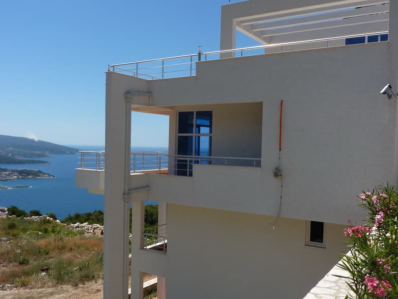 Современная вилла с террасами и панорамным видом на море в Добрых Водах, Черногория.