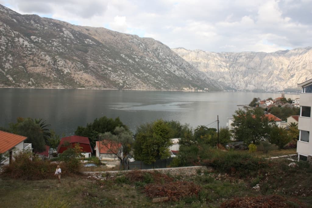 Земельный участок в Столиве, Черногория: панорамный вид на Которский залив и горы с территории объекта недвижимости.