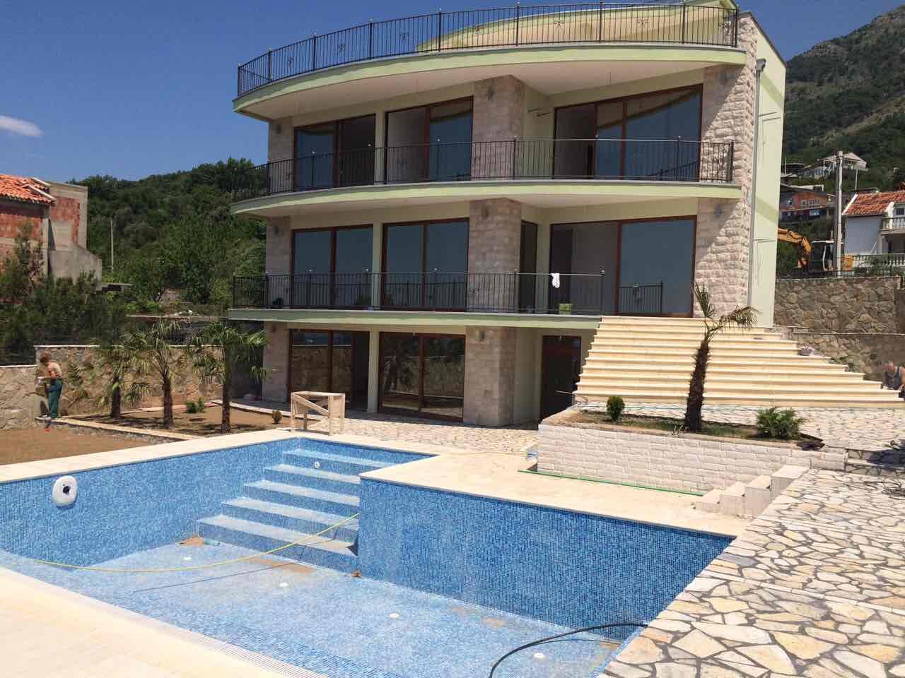 Трехэтажная вилла в Шушани, Черногория, с панорамными окнами, террасами и частным бассейном на придомовой территории.