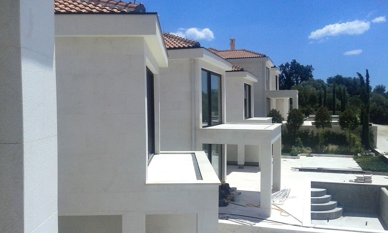 Современные виллы с бассейном и черепичной крышей в Режевичи, Черногория: вид на экстерьер строящегося объекта.