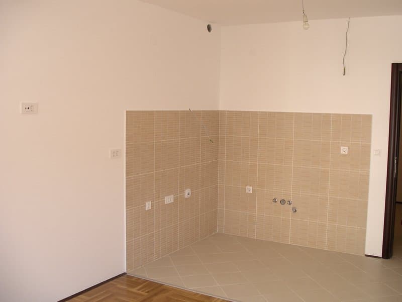 Зона кухни в квартире в Будве, Черногория: светлая плитка, выводы коммуникаций и подготовка под кухонный гарнитур.