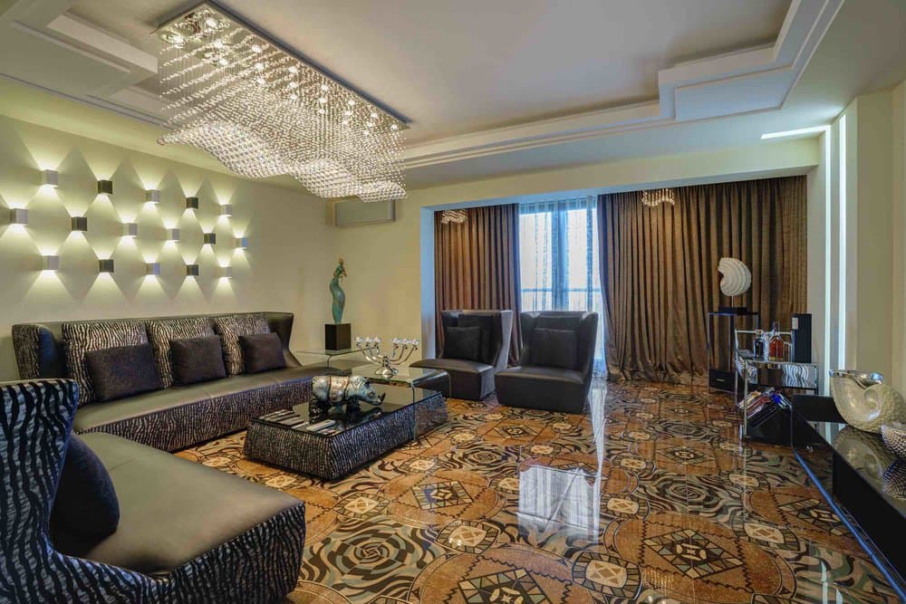 Роскошная гостиная с дизайнерской люстрой и мраморным полом на вилле в Сеоце, Черногория. Современный интерьер с мебелью.