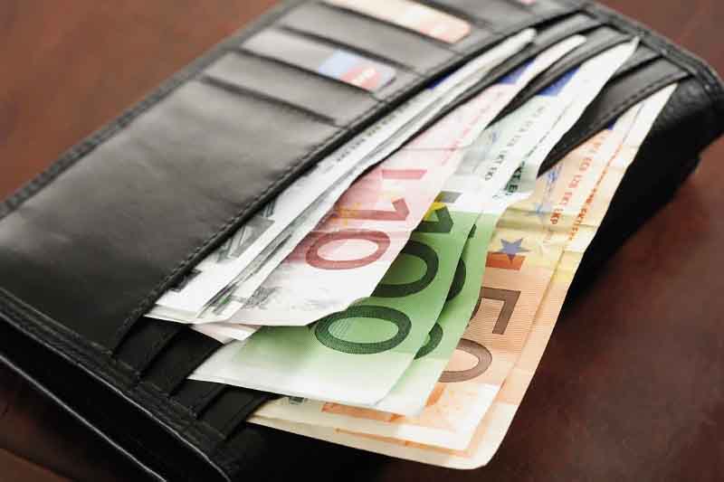 The difference between the highest and lowest average salaries in Montenegro reaches 608 euros