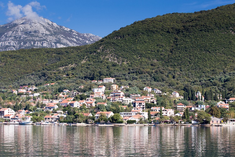 Among those wishing to move from Russia, 3% choose Montenegro