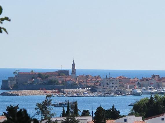 Панорамный вид на Старый город Будвы, морскую гавань с яхтами и Адриатическое море, Черногория.