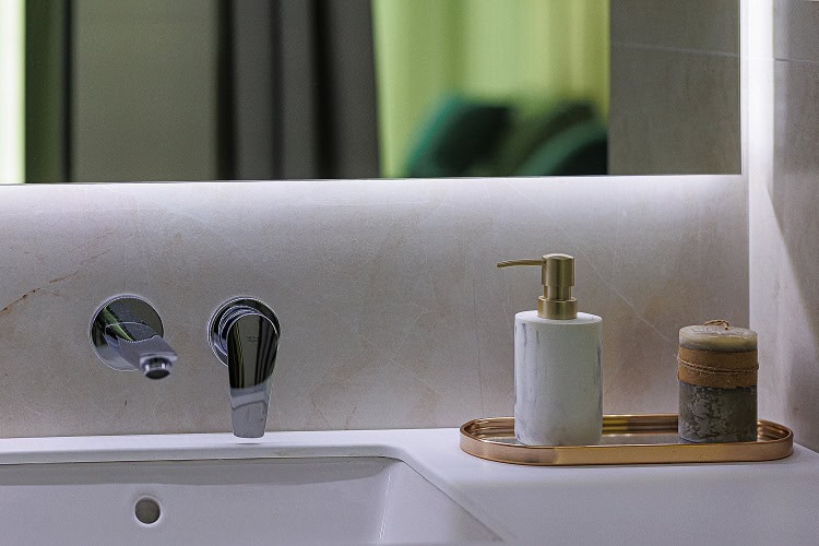 Modern bathroom in an apartment in Bečići, Montenegro: stylish faucet, marble finishes, and accessories.