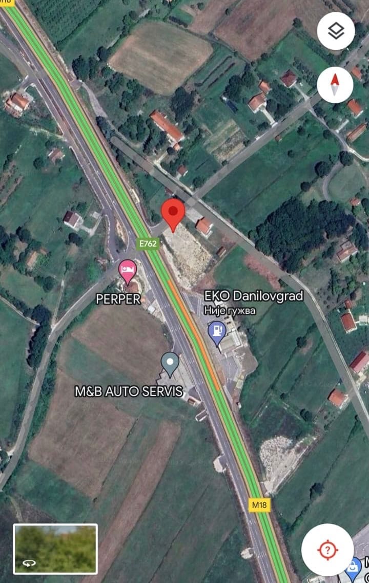 Satellite map of a plot for house construction in Danilovgrad, Montenegro, near the E762 highway and an auto service center.