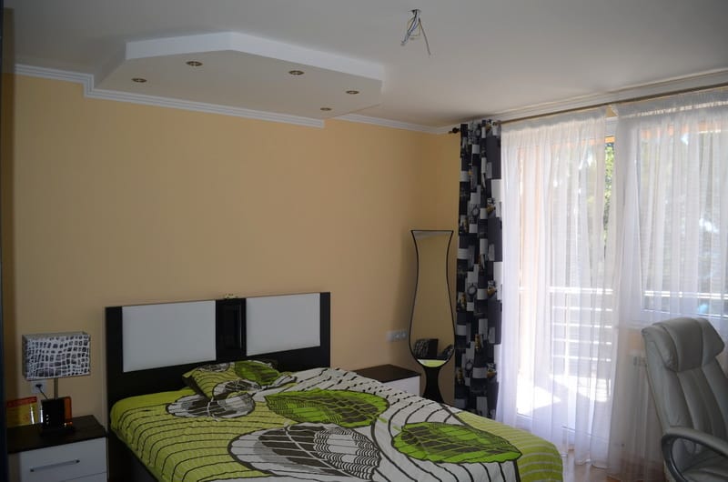 Bedroom in a villa in Shushan, Montenegro: double bed, modern finishes, panoramic window with access to the balcony.
