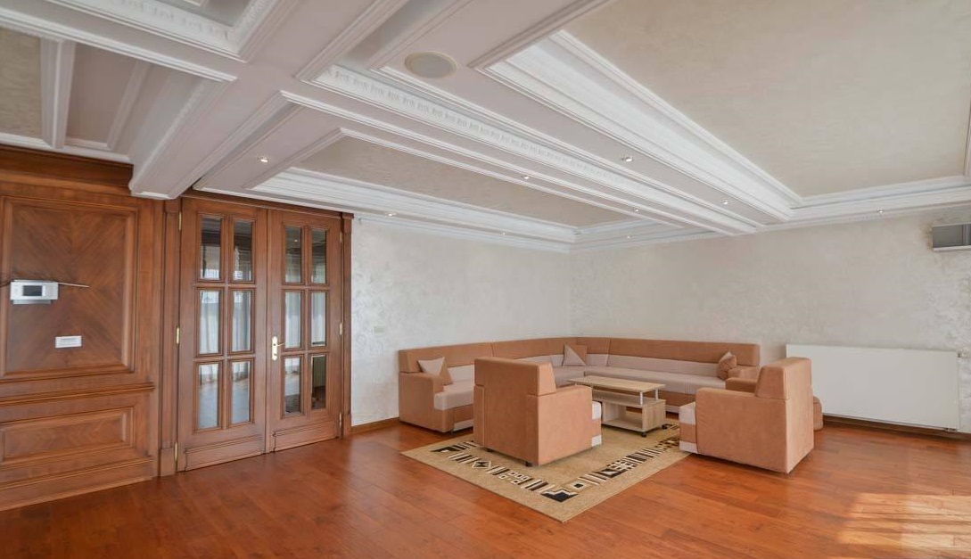 Spacious living room in a villa in Herceg Novi, Montenegro: classic interior, wooden doors, and parquet flooring.