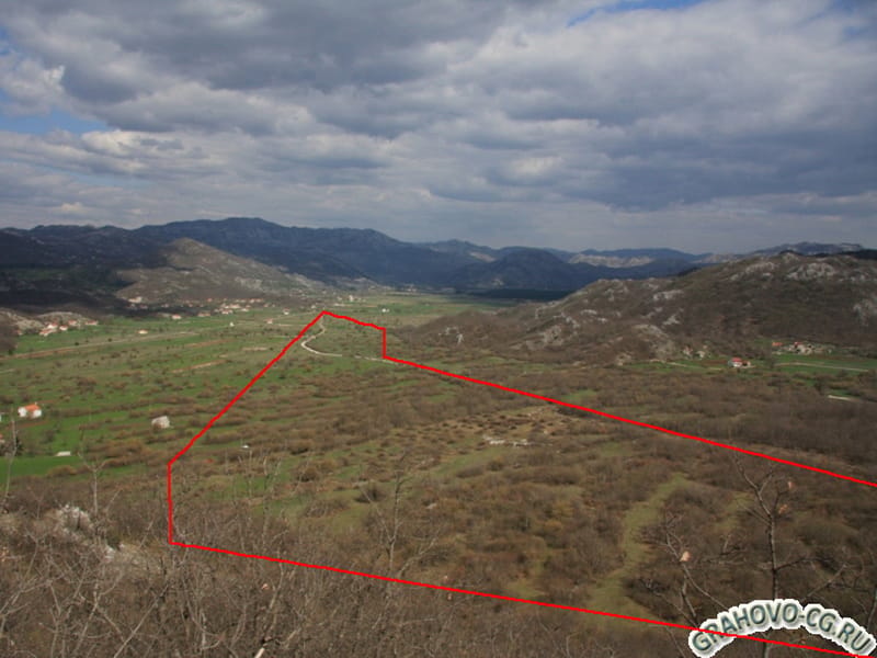 Land for sale in Grahovo, Nikšić, Montenegro: panoramic view of the mountain valley and the property boundaries.