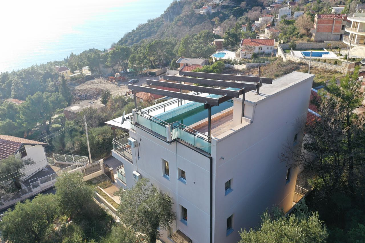 Modern house in Shushan, Montenegro, with an open rooftop pool and panoramic views of the sea and mountains.