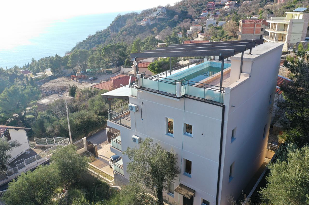 Modern villa in Shushan, Montenegro, with an outdoor rooftop pool and panoramic views of the Adriatic Sea.