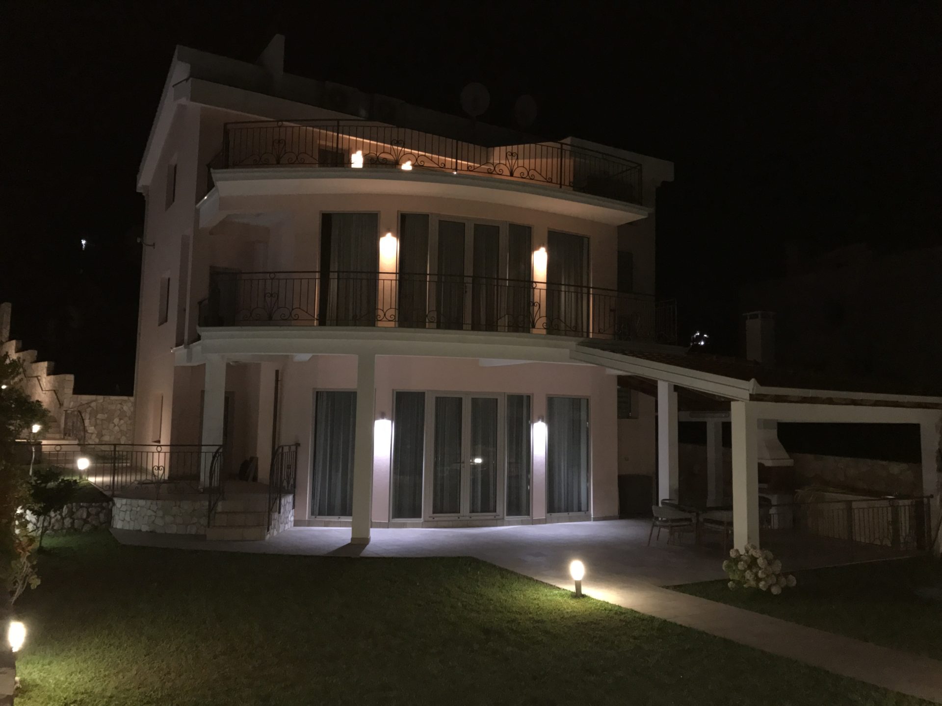 Villa in Uteha №1011