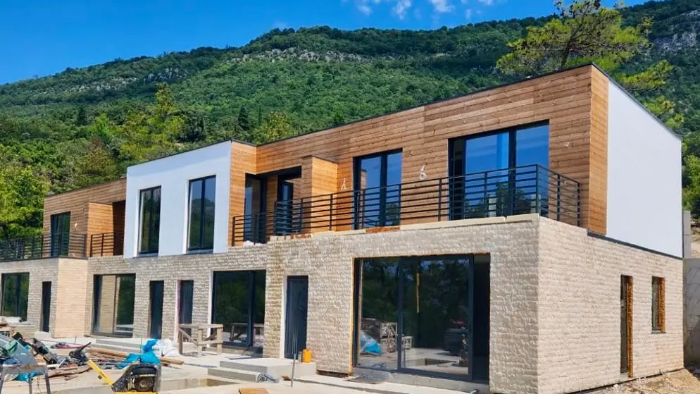 Villas and Townhouses in Kavac — 1