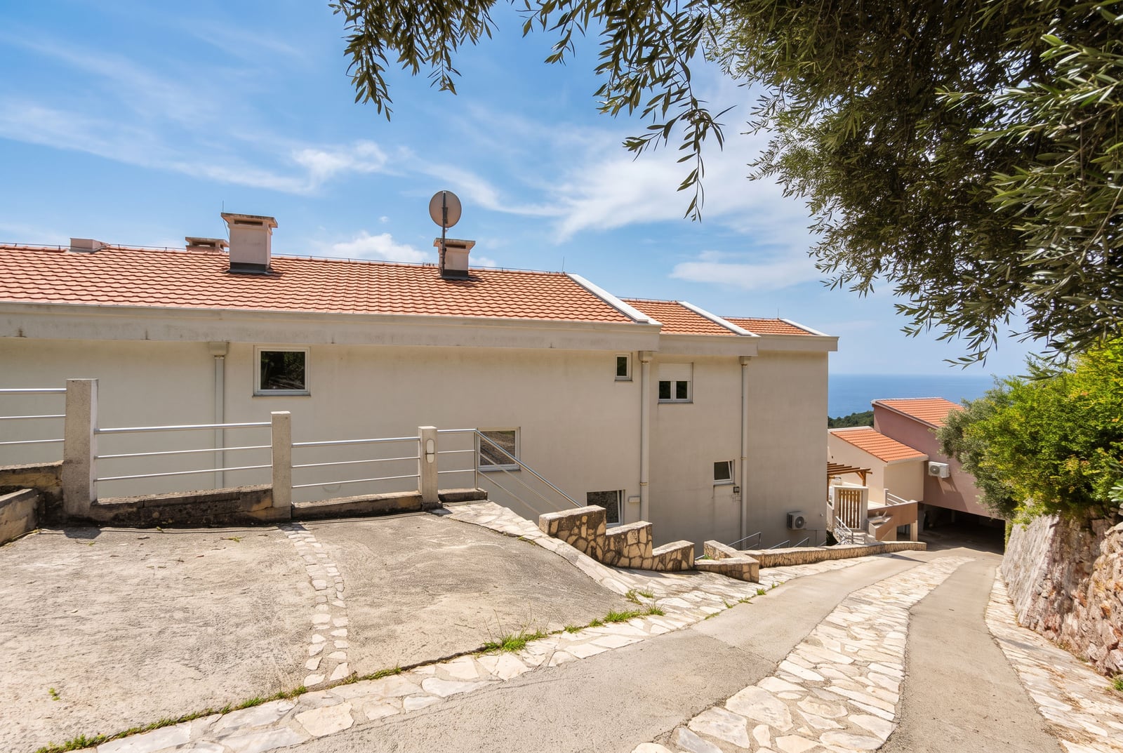 Modern apartments in Petrovac with a sea view, tiled roof, and parking in Montenegro