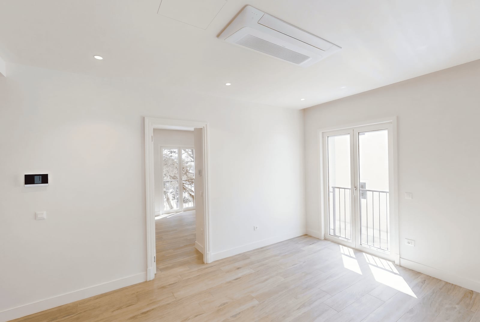 Bright living room with modern-style finishes in a residential complex, Luštica, Montenegro: parquet flooring, air conditioning, balcony.